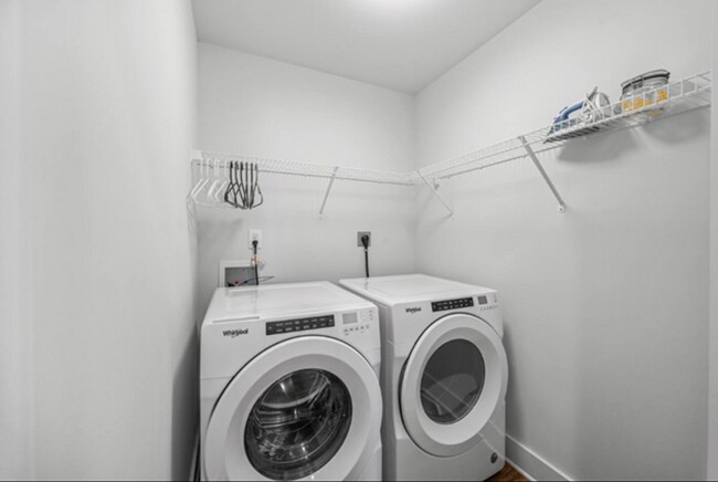 Building Photo - 3 Bed, 2.5 Bath - Avant