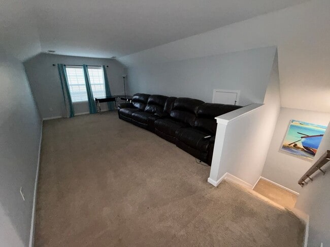 Building Photo - Expansive 5-Bedroom, 3-Story Home in Desirable Harrisburg Neighborhood