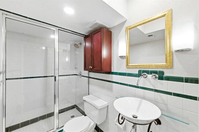 Building Photo - 505 W 7th St