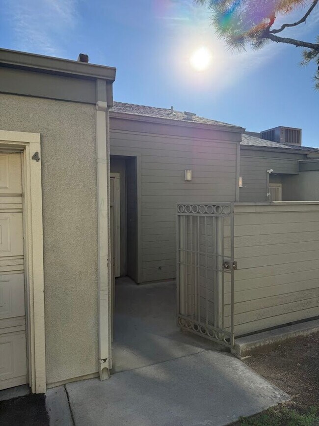 Building Photo - Beautiful 3 Bedroom 2 1/2 Bathroom Granada Hills Townhouse! Must See! Ready For Move-In!
