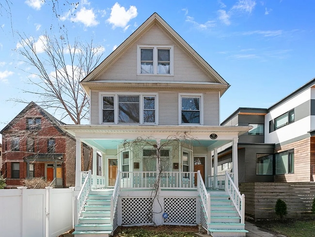 Building Photo - 6070 N Hermitage Ave