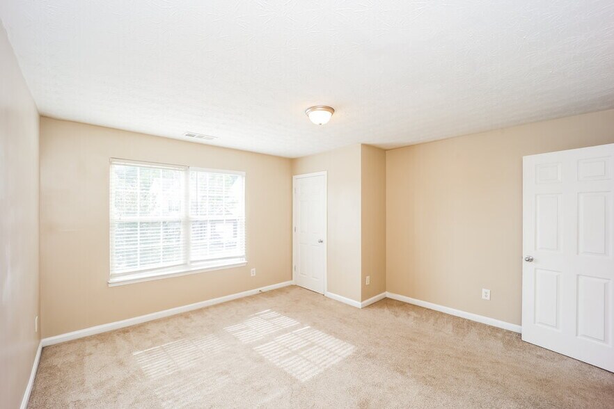 Building Photo - 9494 Lakeview Rd