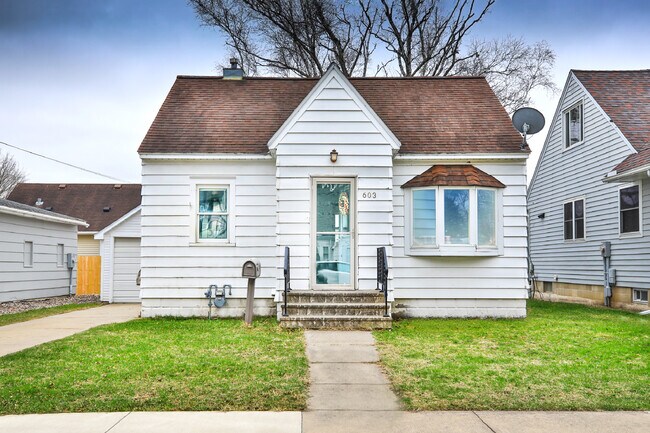 Building Photo - 603 12th Ave NW