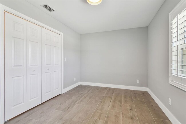 Building Photo - 3913 Fontainebleau Dr