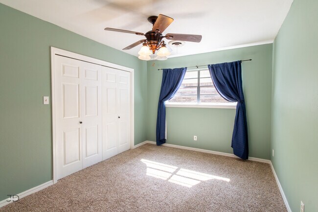 Building Photo - 1535 Primrose Dr