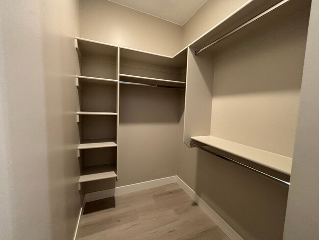 Building Photo - SPACIOUS HOME FOR RENT!