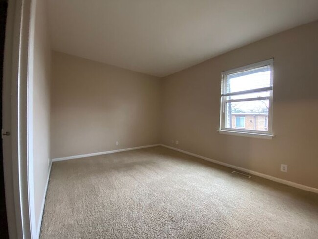 Building Photo - Large 2 Bed 2.5 Bath Apt in Green Hills - ...