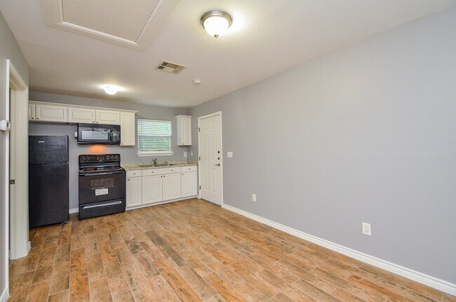 Building Photo - 303 Vincent St