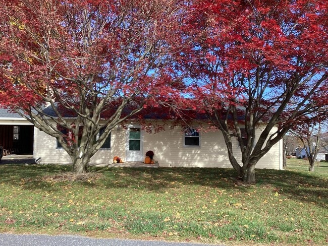 Building Photo - Roomy Rancher in Blue Ridge Summit