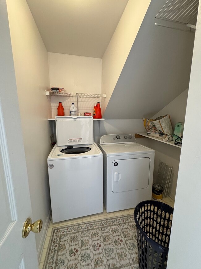 Building Photo - 4233 Rosewood Ct