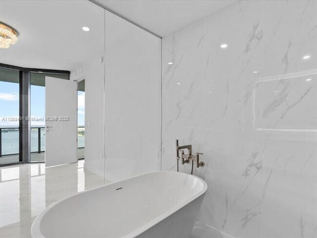 Building Photo - 700 NE 24th St