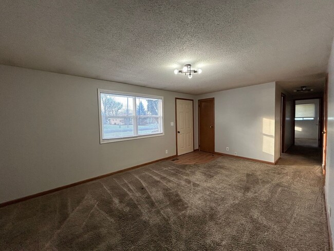 Building Photo - Freshly Updated 3-Bedroom, 1-Bathroom Home – $1,375/Month