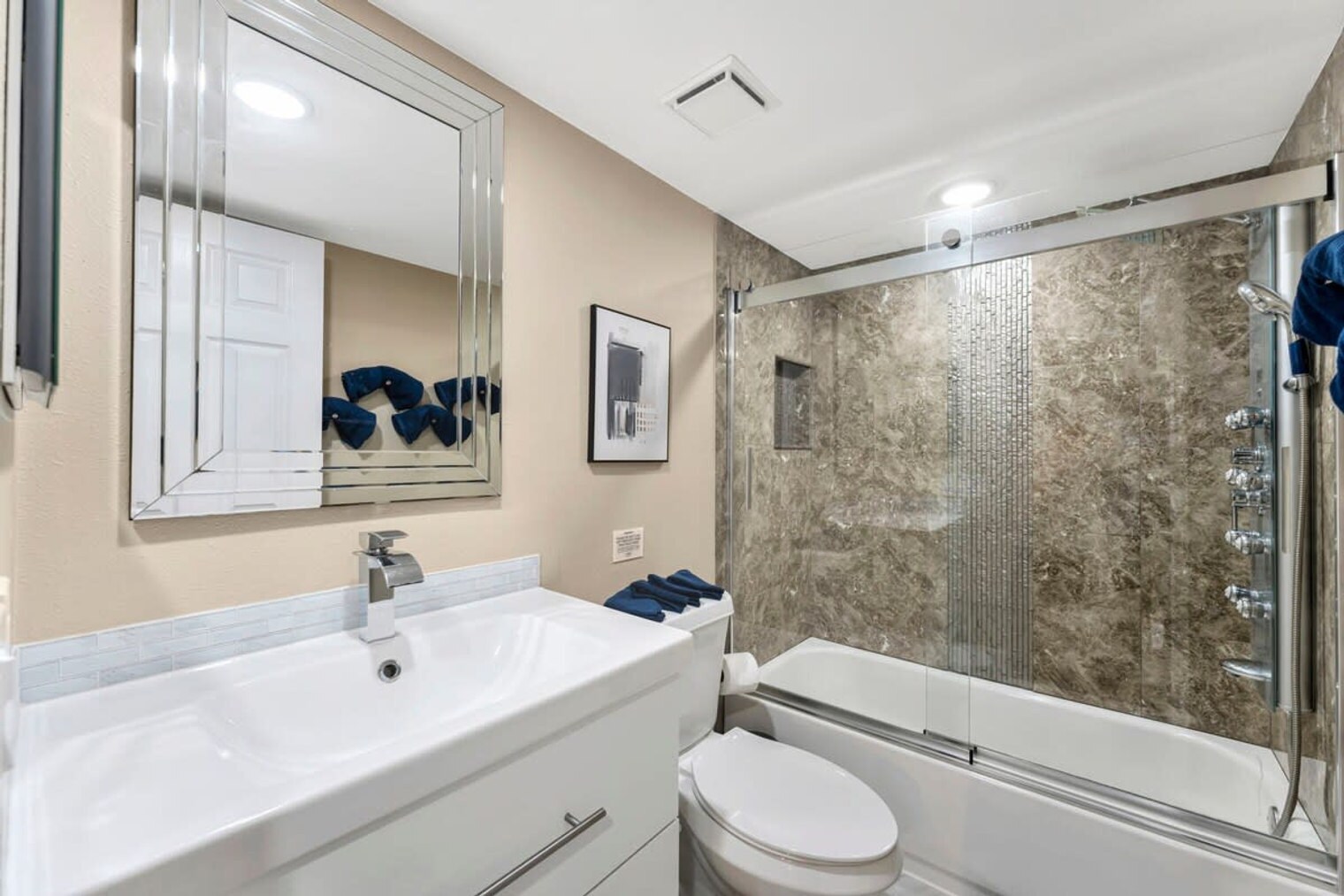 Building Photo - 900 Cove Cay Dr