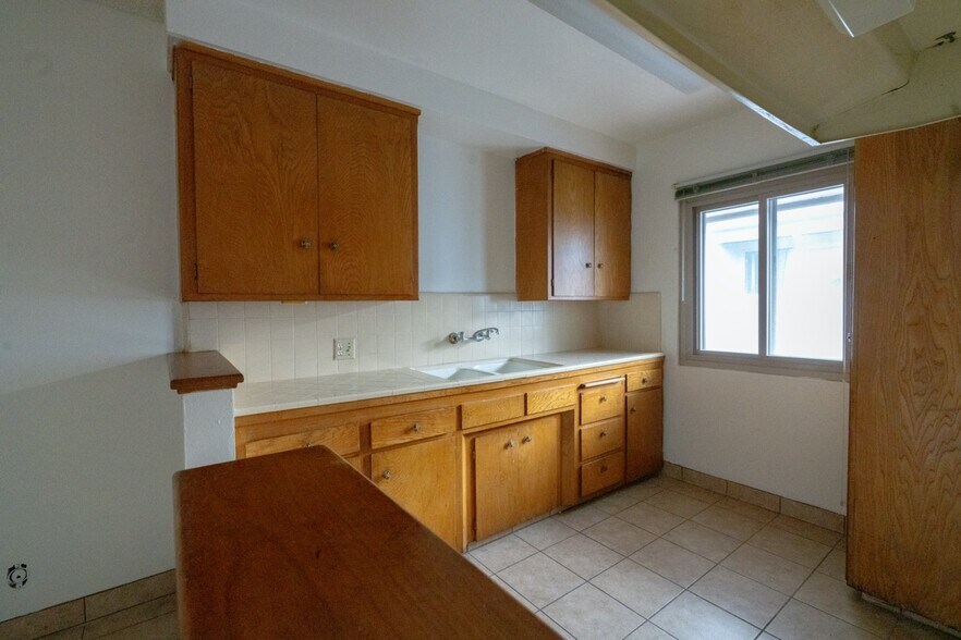 Building Photo - 234 E Tamarack Ave