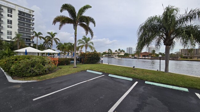 Building Photo - 6487 Bay Club Dr