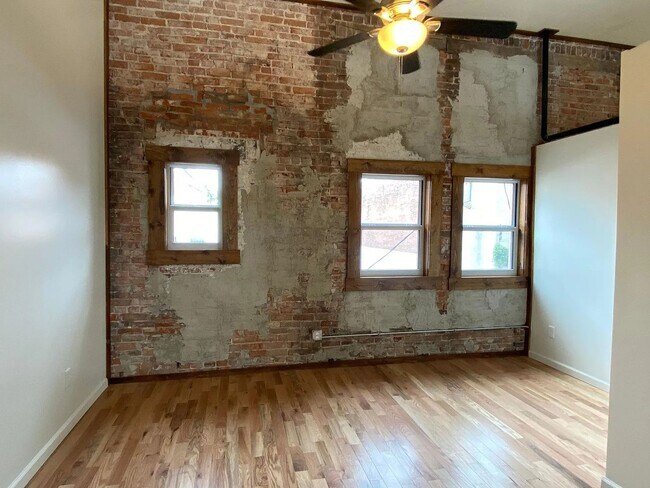 Building Photo - 114 E Harrison St