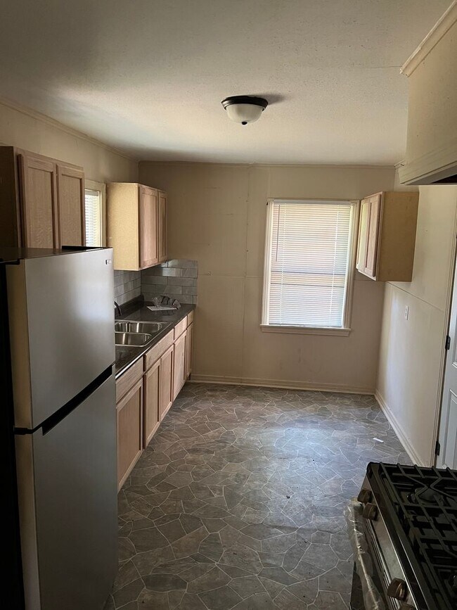 Building Photo - Large 3 bedroom, 2 bath with refrigerator!