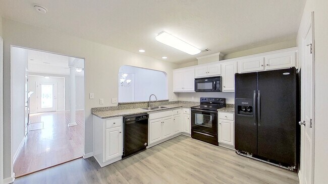 Building Photo - Beautiful Low Maintenance Executive Town Home Close to Gate 2 Fort Gordon