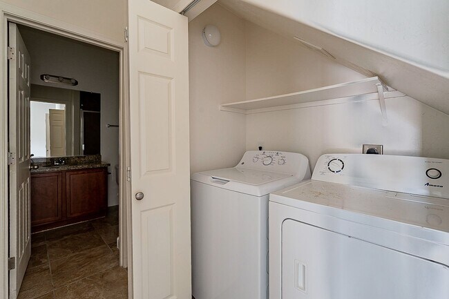 Building Photo - Large 3 bedroom 3 bathroom townhomes