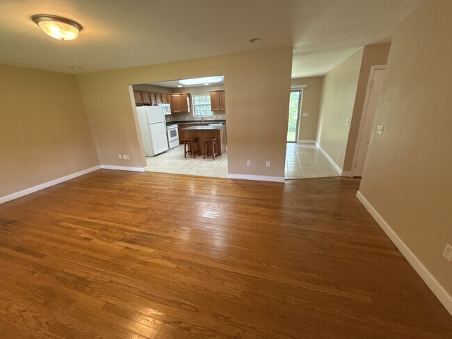 Building Photo - 1625 Green Hills Dr