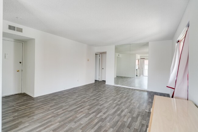 Building Photo - 1 bedroom 1 bath second floor condo  conve...