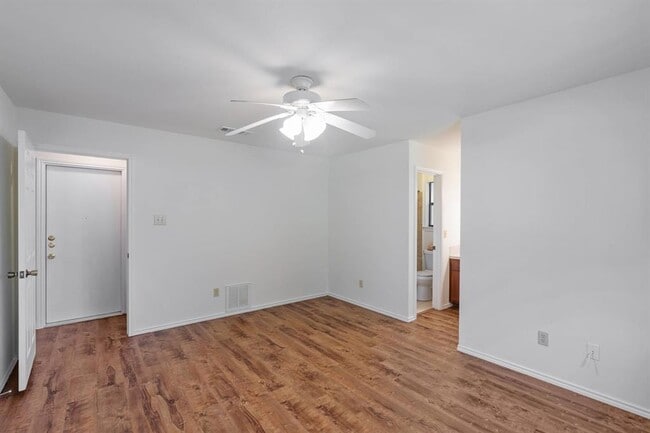 Building Photo - 1802 Dixie Ln