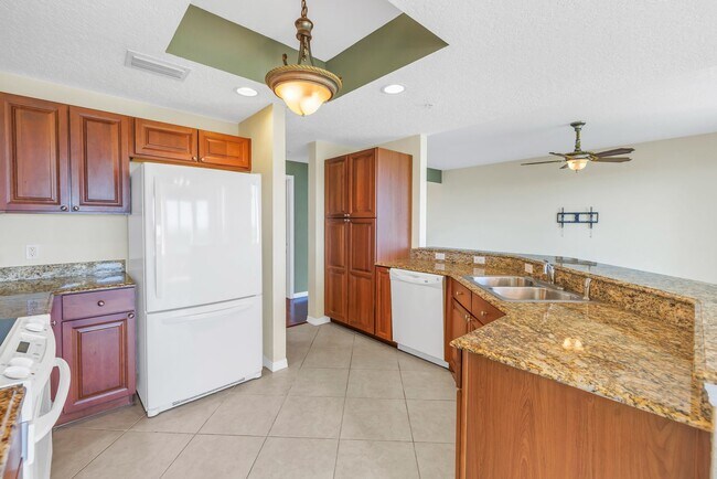 Building Photo - WATER VIEW CONDO 2/2 #714