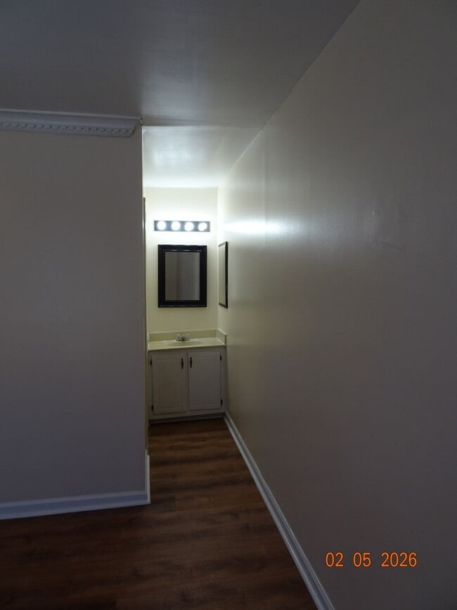 Building Photo - 3 Bedrooms, 1.5 Bathrooms Townhome in Williamsburg