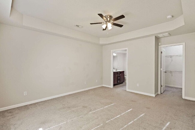 Building Photo - Fantastic like new townhouse in Suffolk