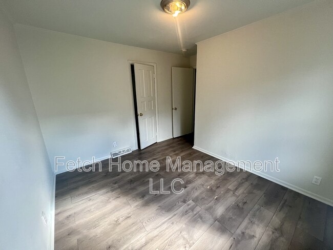 Building Photo - 615 Lake St