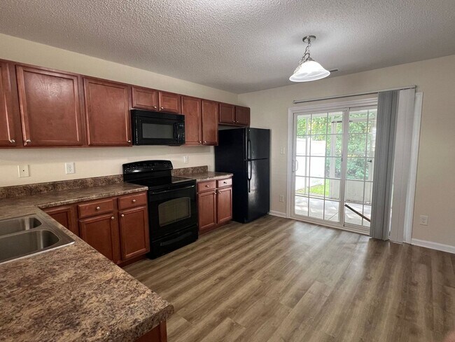 Building Photo - Nice 2 bedroom, 2.5 townhouse