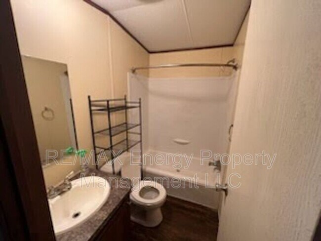 Building Photo - 10896 N Cedar Rd