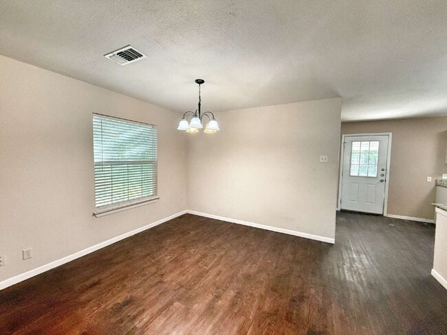 Building Photo - Charming 3-Bedroom Home with Spacious Layo...