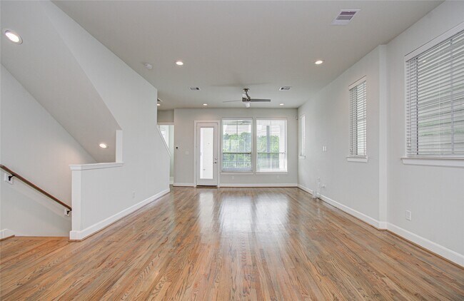 Building Photo - 2818 Grand Fountains Dr