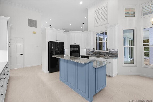 Building Photo - 158 S River Rd