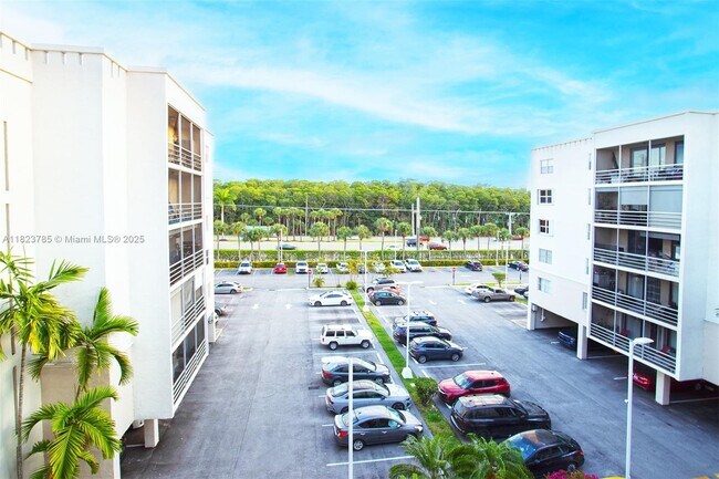 Building Photo - 2821 N Miami Beach Blvd