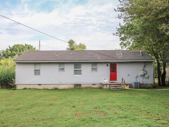 Building Photo - Available Now! 3 Bed / Bath & Large Backyard! Price drop!