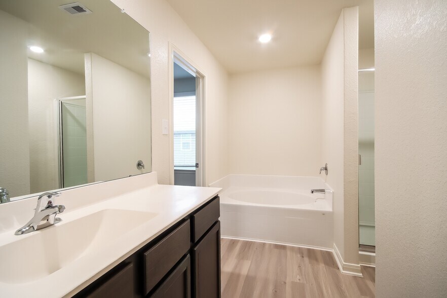 Building Photo - 582 Solomon Ln