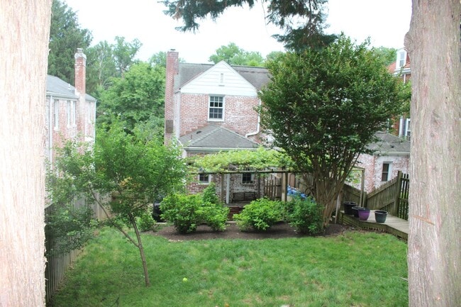 Building Photo - "Coming Soon" NW DC locale...3 level - 2/2.5 w/ off street parking  - 17 months only -