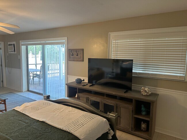 Building Photo - FT Myers Beach Amazing pool home