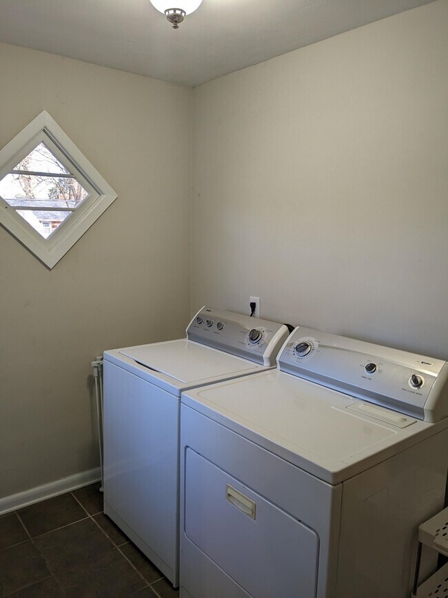 Building Photo - 315 Martha Lee Dr