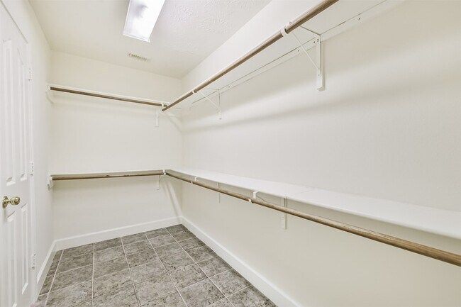 Building Photo - 7 Heron Hollow Ct