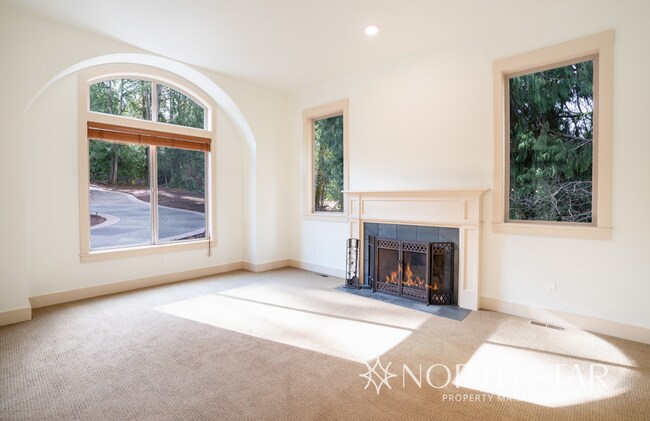 Building Photo - Gorgeous, Gated and Lake Front in Oregon City