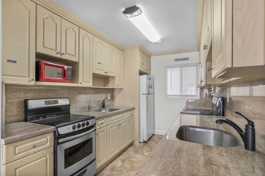 Building Photo - 4141 Collins Ave