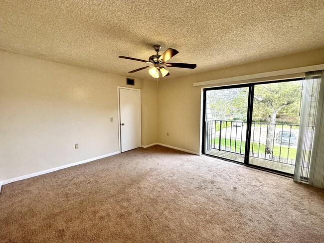 Building Photo - 805 8th Way