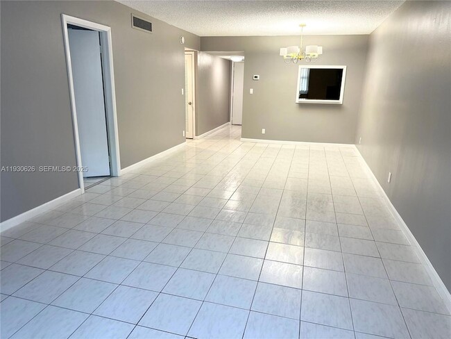 Building Photo - 220 SW 9th Ave