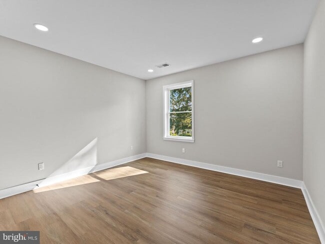 Building Photo - 116 2nd St
