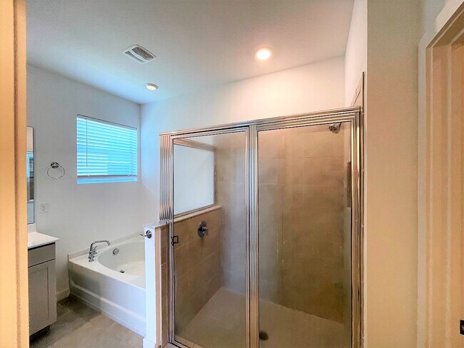Building Photo - 2951 NE Breezeway Cir
