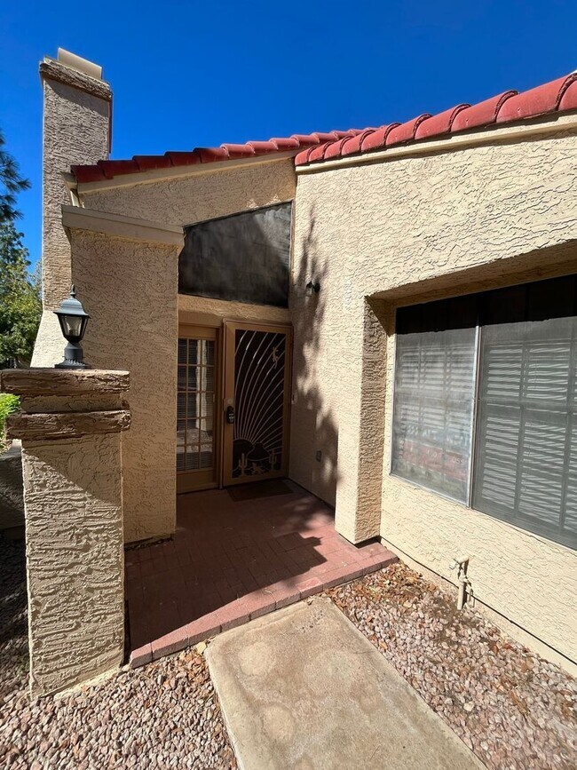 Building Photo - 3 Bedroom Townhome in the Dartmouth Trace Community Near N Dobson Rd and W University Dr!