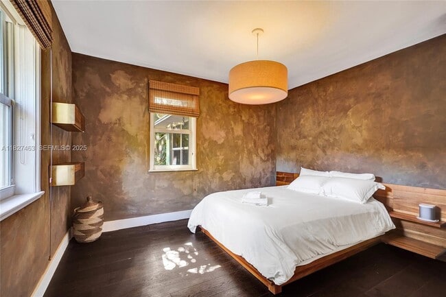 Building Photo - 669 NE 60th St